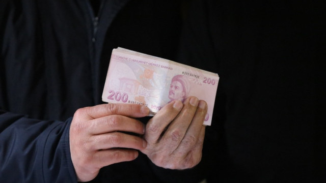 Depremzedeler için gönderilen ceketten 10 bin lira çıktı