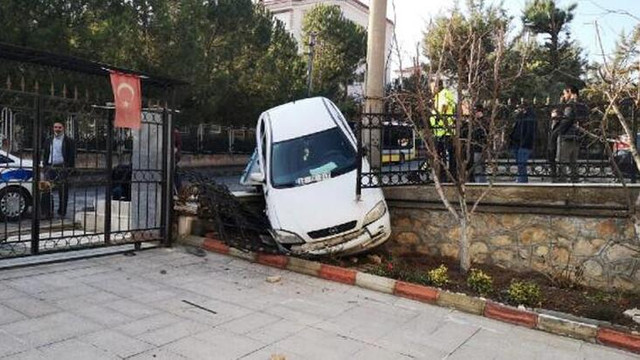 Otomobil villa bahçesine uçtu !