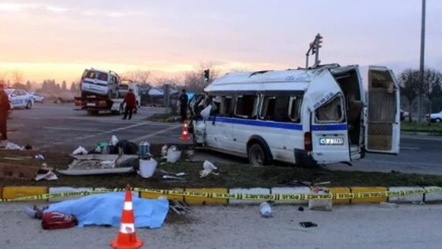 Tarım işçilerini taşıyan minibüs kaza yaptı: 1 ölü, 24 yaralı