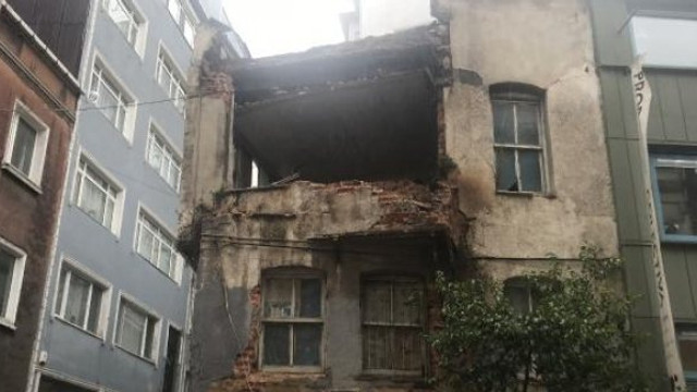 İstanbul'da bina çöktü
