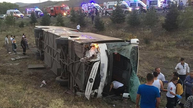 İran'da yolcu otobüsü devrildi; ölü ve yaralılar var