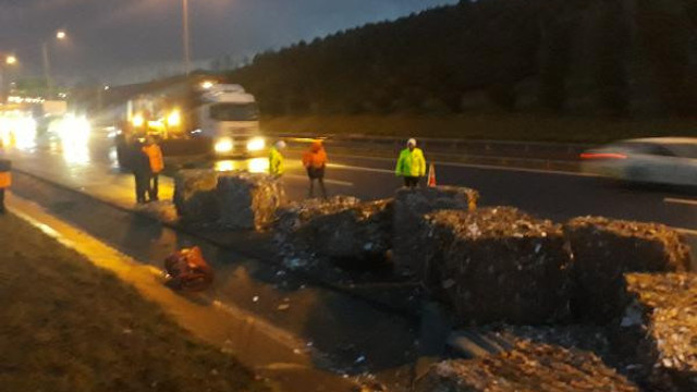 TEM'de yola devrilen kağıt balyaları, trafiği felç etti