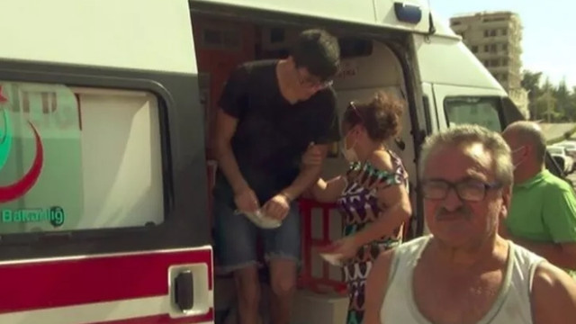 Yaralı oğlunu ambulansta görünce apar topar indirdi