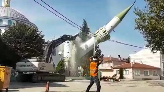 Bursa'da minarenin yıkılma anı saniye saniye kameralara yansıdı