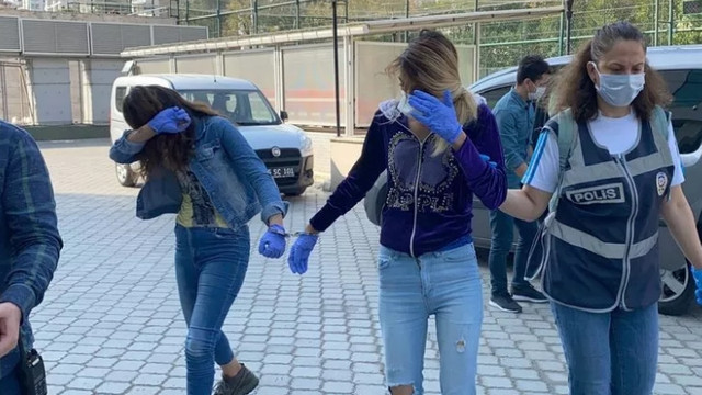 Hırsızlar çaldıklarını, polis otosuna saklamış!