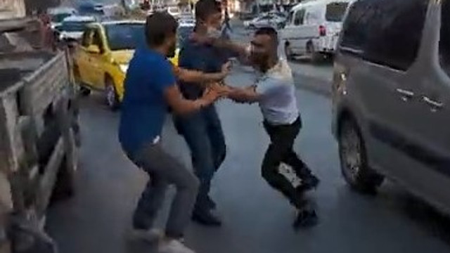 Tekmeli yumruklu yol verme kavgası kamerada