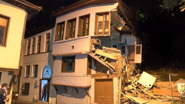Bursa'da bir asırlık tarihi bina çöktü