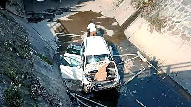 Facianın eşiğinden dönüldü! Otomobil derece uçtu