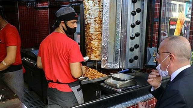 Vali, kendisiyle ilgilenmeyen dönerciye kızıp işletmeyi kapattı