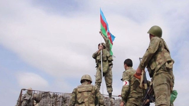 Tarihi köprüye Azerbaycan bayrağı dikildi