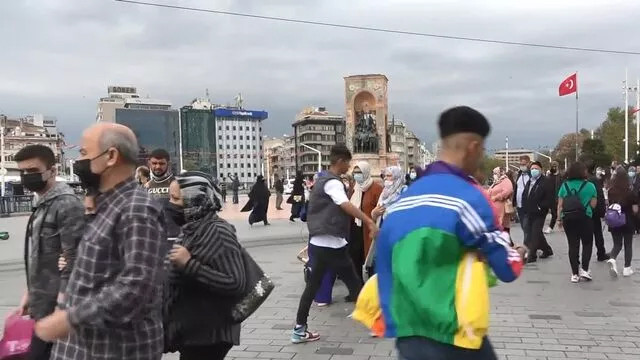 Korona yokmuş gibi! Taksim'de dikkat çeken kalabalık