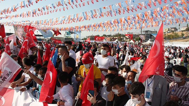 AK Parti kongresinde sosyal mesafe yine unutuldu