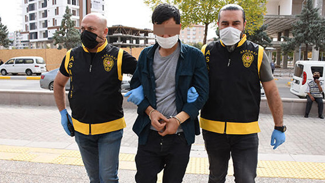 Kan donduran olay! Polise kapıyı açıp, babasını bıçaklamaya devam etti