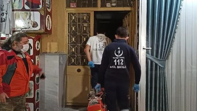Karantinadaki oğlunun ziyarete gidemediği adam evinde ölü bulundu