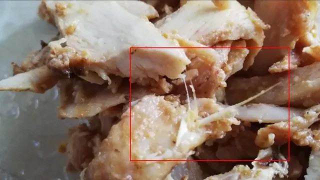 Tavuk dönerin içinden yolunmamış tavuk tüyü çıktı!