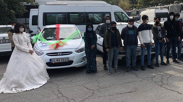 Bunu da gördük! Düğün konvoyu gibi süslenen 3 araçtan 16 göçmen çıktı