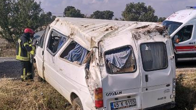 Minibüs tarlaya yuvarlandı: 5 yaralı