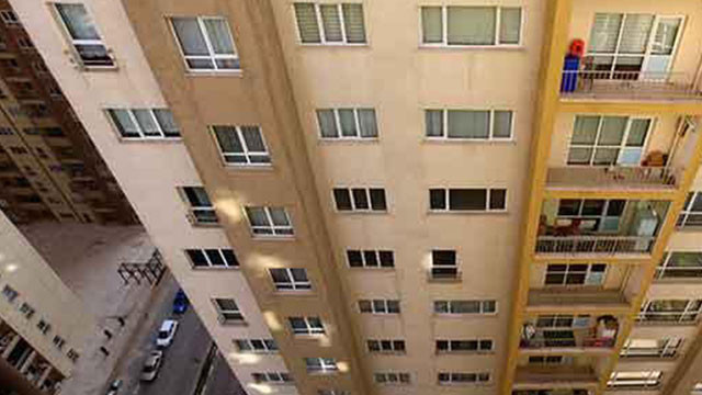 Camı açık şekilde mastürbasyon yapan karşı komşusundan şikayetçi oldu