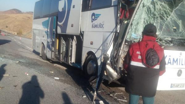 Yolcu otobüsü TIR'a çarptı: 6 yaralı