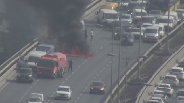İstanbul'da trafiği kilitleyen yangın