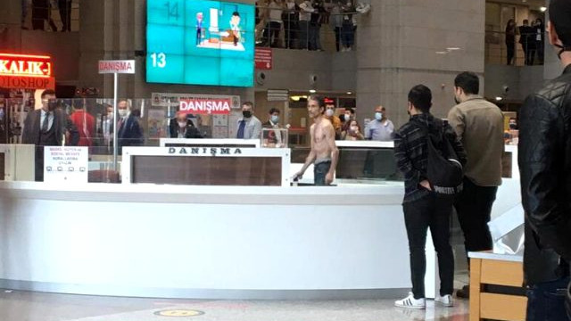 Adliyede dehşet anları! Falçatayla kendini kesti
