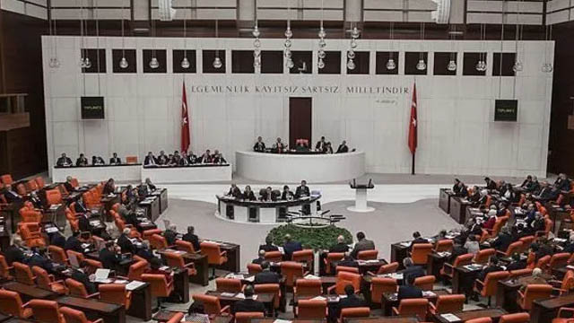 Meclis'teki 4 siyasi partiden Macron'a ortak tepki