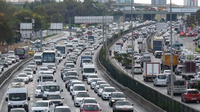 Yola çıkacaklar dikkat! Tatilcilerin trafik çilesi başladı