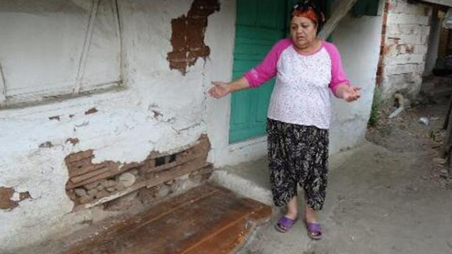 Tek odalı derme çatma evde yardım eli bekliyorlar!