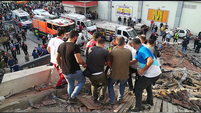 Bir kişinin daha cesedi enkaz altından çıkartıldı