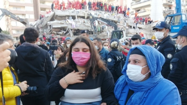 Enkaz altındaki bir kız çocuğunun sesi duyuldu