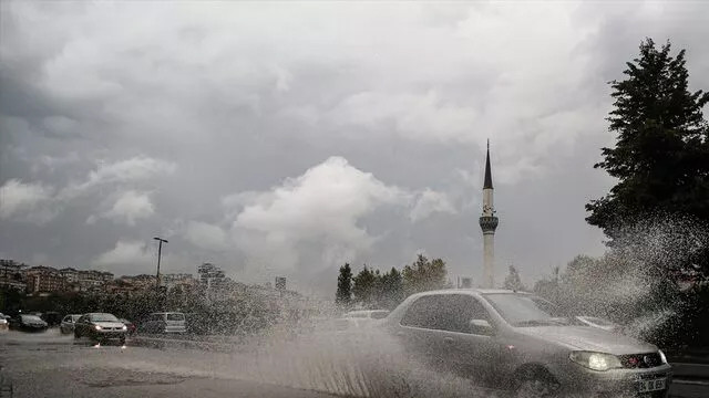 Meteoroloji uyarmıştı! İstanbul'da sağanak yağış başladı