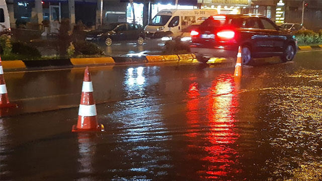Trabzon'da sağanak yağış hayatı felç etti