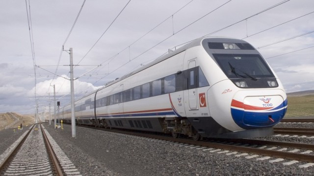 Ankara-İzmir arası 3 saat 30 dakika düşecek