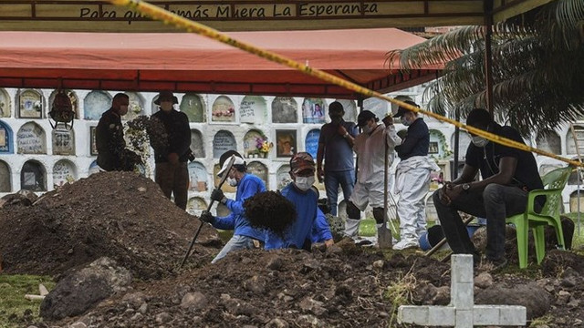 Toplu mezarda 17 ceset daha bulundu