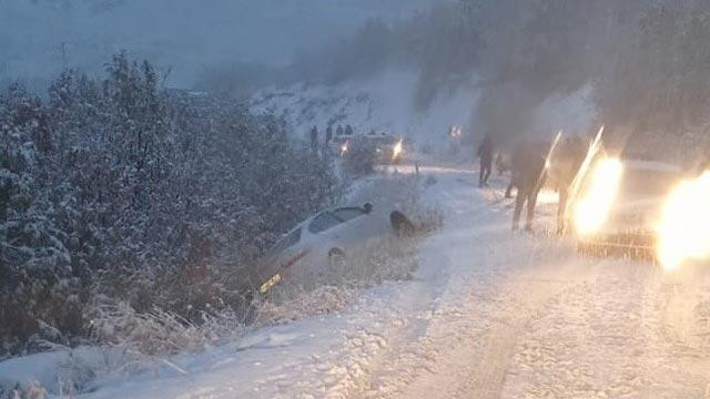 Bir anda bastıran kar yağışı nedeniyle araçlar yolda mahsur kaldı