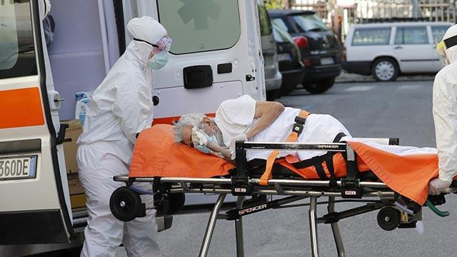 İtalya'da son 24 saatte 699 kişi koronavirüsten hayatını kaybetti
