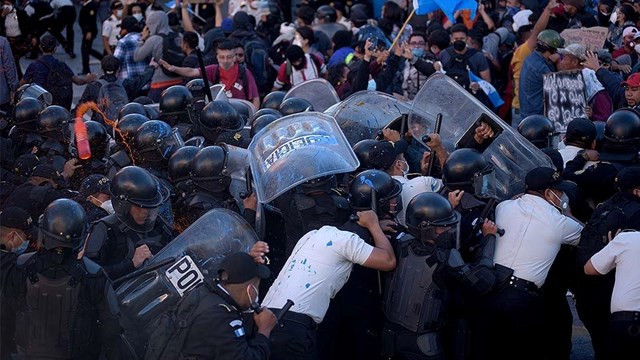 Guatemala'da halk sokağa döküldü! Binlerce kişiden protesto