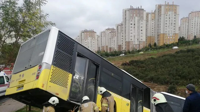 İETT otobüsü yoldan çıktı! Çok sayıda sağlık ekibi sevk edildi