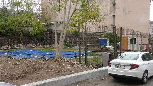 Bina yıkılınca tarihi eserler ortaya kaldı!