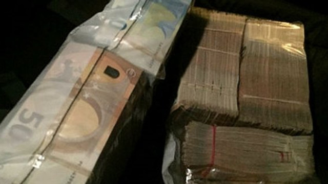 Takside unutulan 2.8 milyon TL'yi sahibine teslim etti