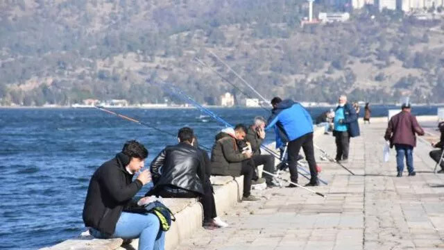İzmir sahilde yemek yasağı kuralı hiçe sayıldı
