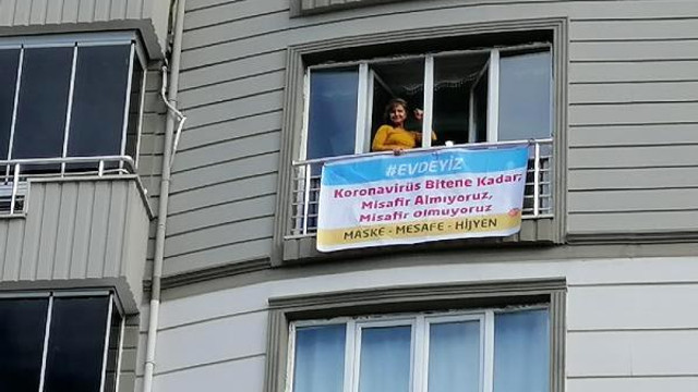Evinin camına astığı afiş şaşırttı