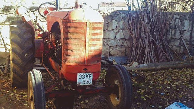 Traktörünü tamir etmek istedi, yanarak can verdi