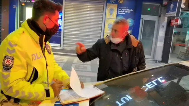 Ceza kesen polisleri tehdit etti