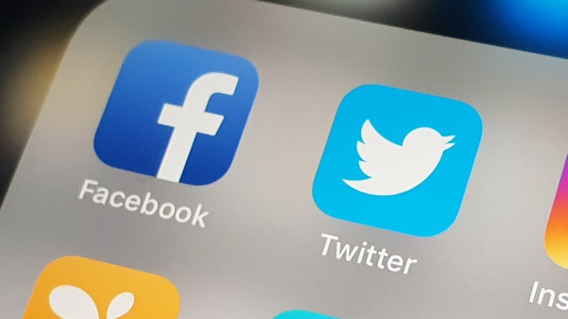 Twitter ve Facebook haber hesaplarını askıya aldı