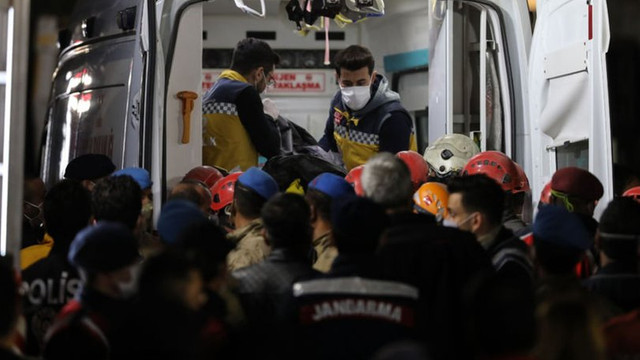 Izmir De Enkaz Altindan Bir Aci Haber Daha Geld Guncel