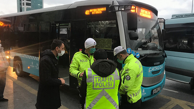 Minibüsten indirilen yolcudan polise ilginç tepki