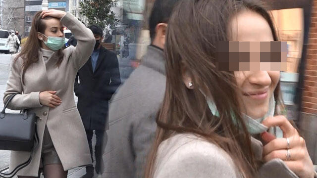 Maske yasağını delen genç kadın gülerek poz verdi
