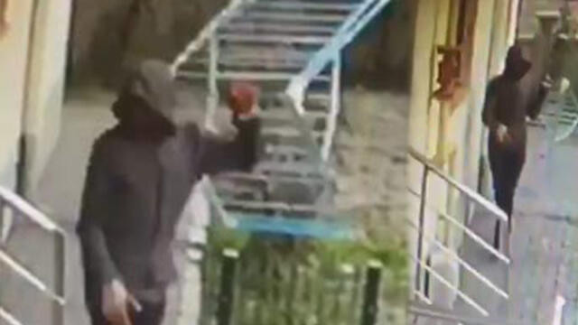 Eve giremeyen hırsız, balkondan çamaşır askılığını çaldı