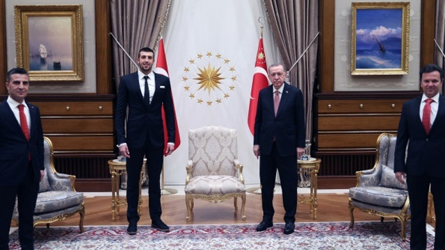 Cumhurbaşkanı Erdoğan, milli yüzücü Emre Sakçı‘yı kabul etti